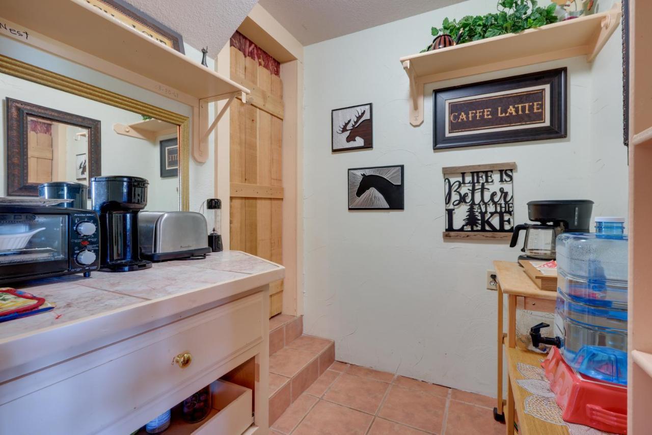 Exotic Home With Patio And Grill Walk To Canyon Lake! 외부 사진